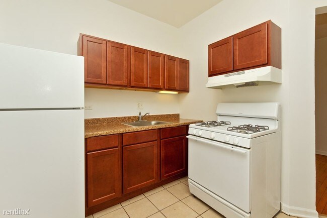 Building Photo - 2 br, 1 bath Apartment - 7643 S Stewart Ave