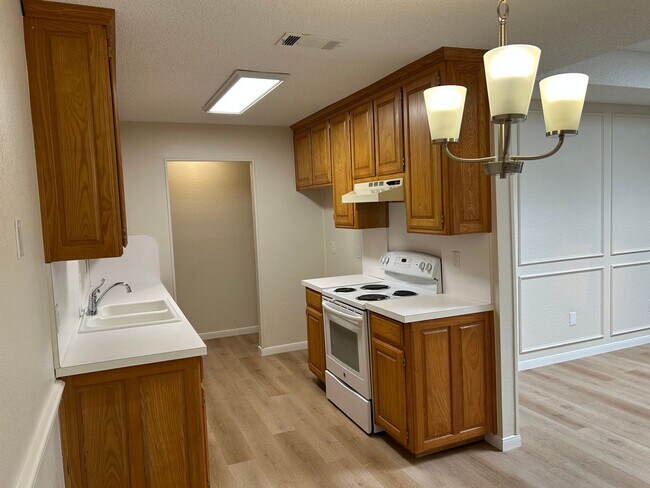 Building Photo - 6616/6618 Parkview Lane