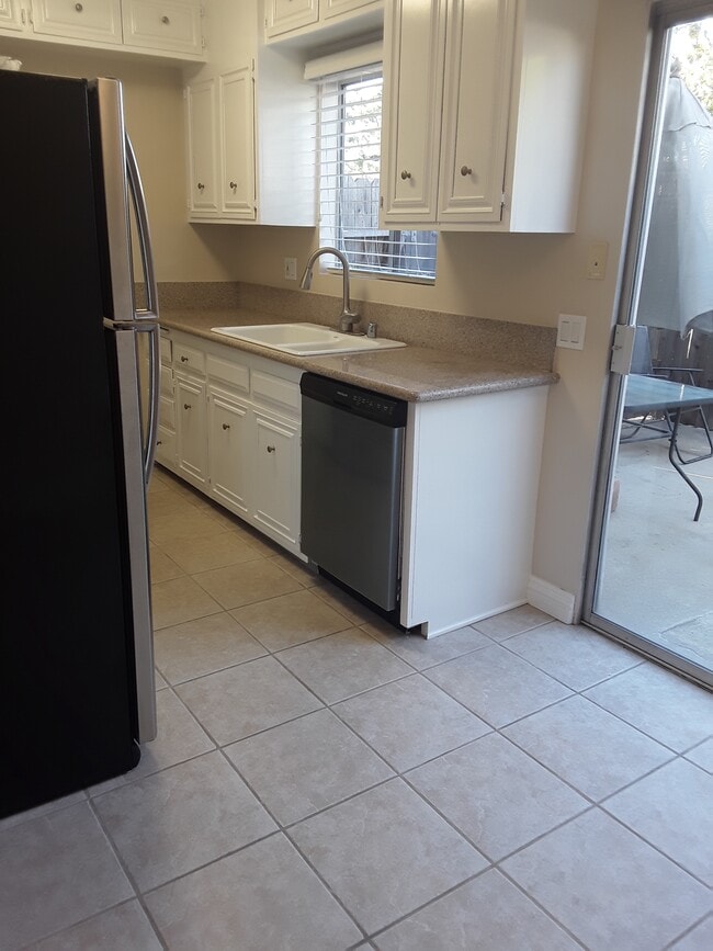 Granite Kitchen Countertops - 2215 Clark Ln