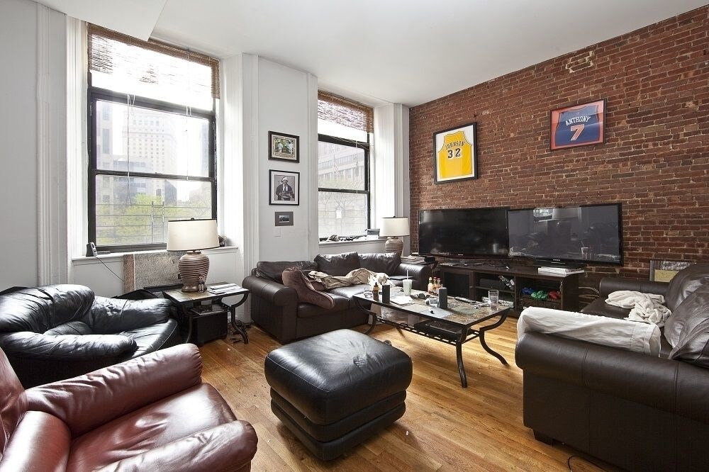 Primary Photo - 311 E Broadway