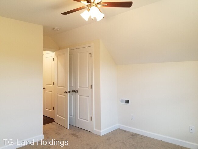 Building Photo - 3 br, 2.5 bath House - 201 E. Spring St.