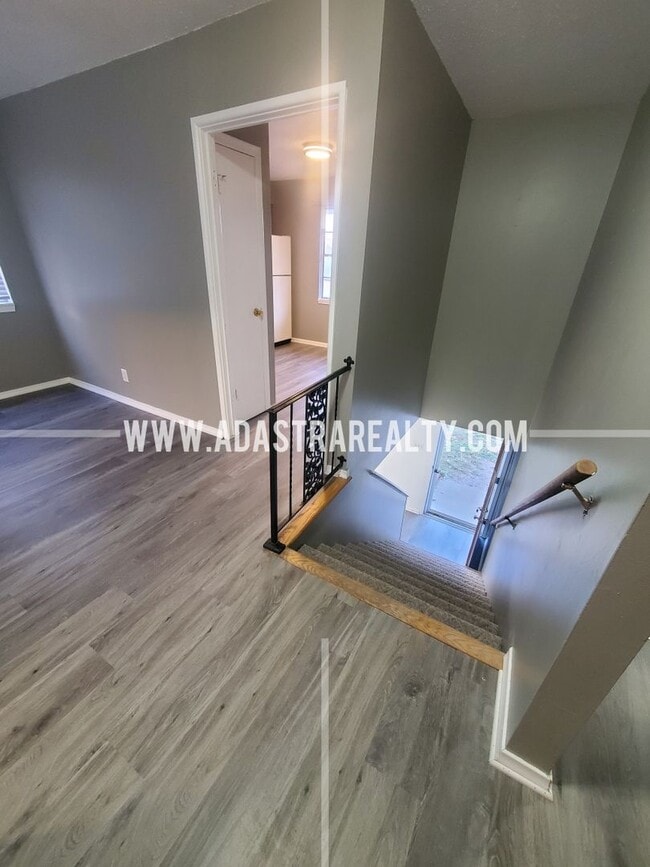 Building Photo - Very Nice Overland Park Duplex-Available i...
