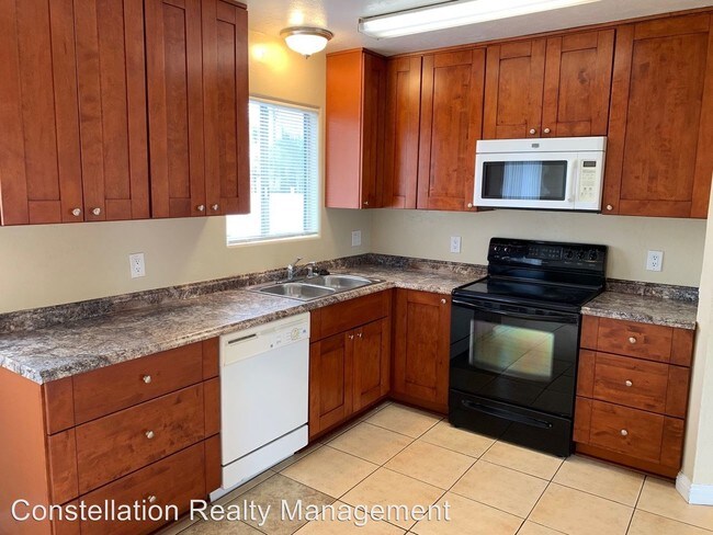 Building Photo - 850 E Washington Ave