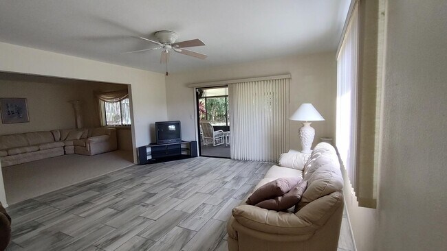 Foto del edificio - Sandpiper Bay area home situated on 1/2 ac...