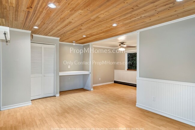 Building Photo - Stylish Two Bedroom Condo In West Linn! Mo...