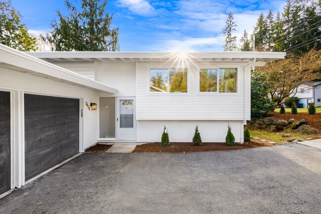 Foto del edificio - Gorgeous Fully Renovated 5 Bedroom Redmond/Bellevue/Kirkland Border