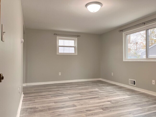 Building Photo - 424 Springville Ave