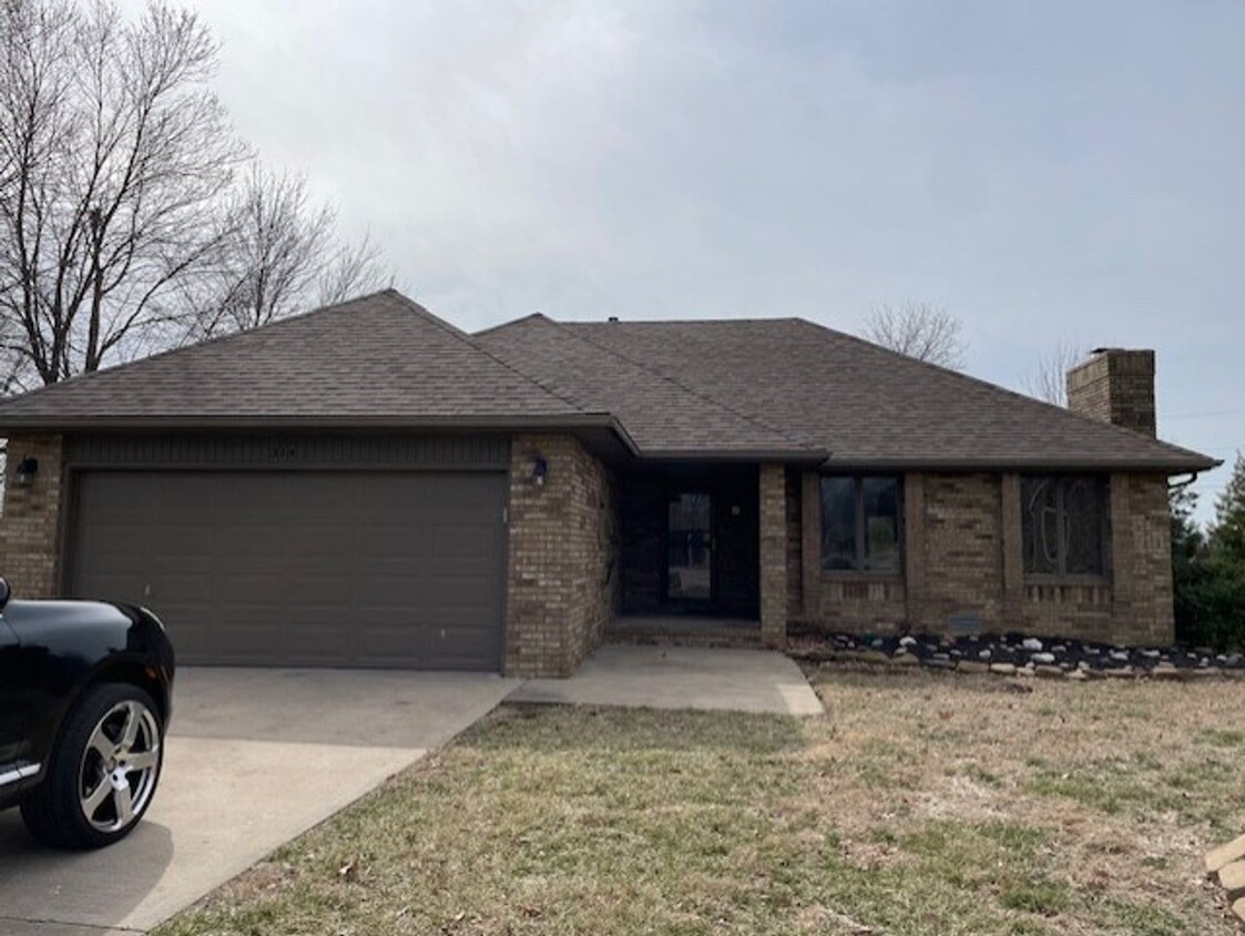 Primary Photo - ALL BRICK HOME IN NIXA Located in McCroske...