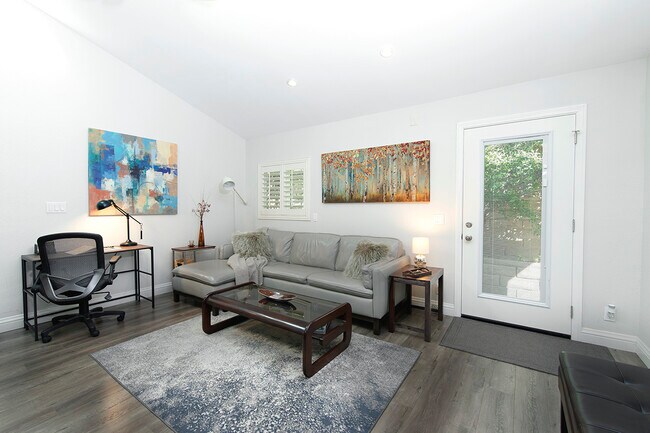 Zona de estar con televisión junto a una estación de trabajo dedicada. - 73 Summerfield St