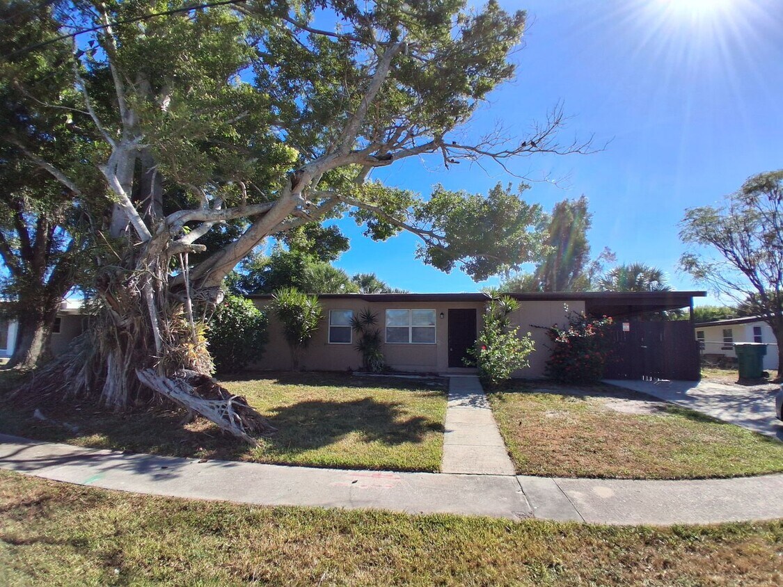 Foto principal - 21995 Catherine Ave