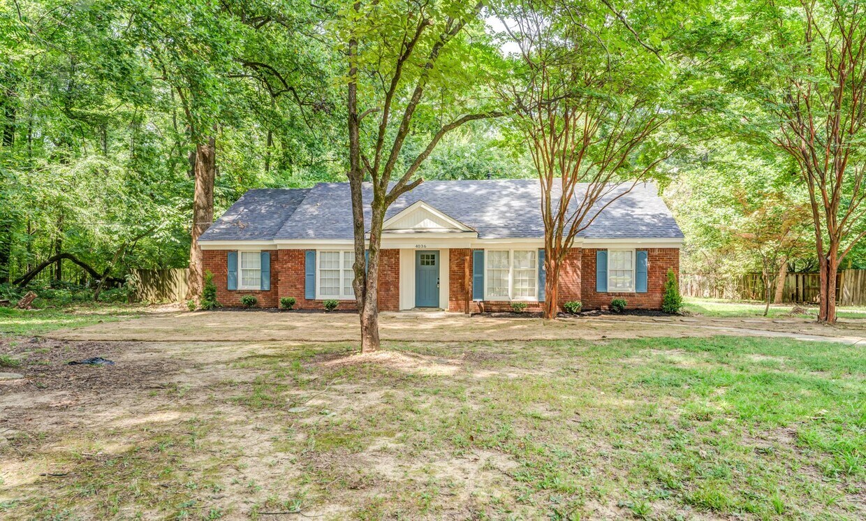 Primary Photo - 4036 N Lake Forest Dr