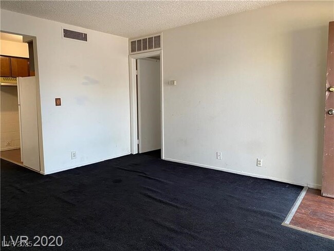 Building Photo - 625 S Royal Crest Cir