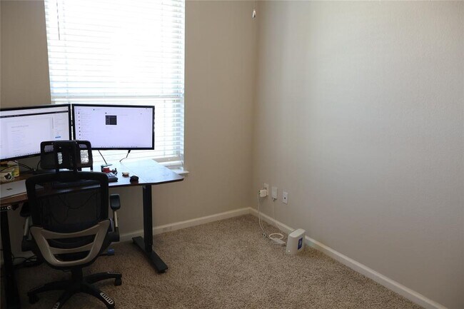 Foto del edificio - 11500 Maple Leaf Way