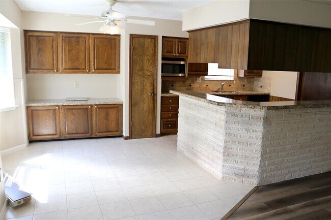 Building Photo - 16218 La Cabana Dr