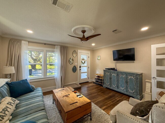 Foto del edificio - Beautifully Updated Cottage Near Downtown Pensacola with Massive Backyard + LAWN CARE INCLUDED!