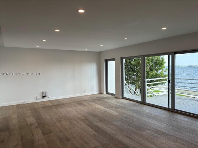 Building Photo - 1541 Brickell Ave