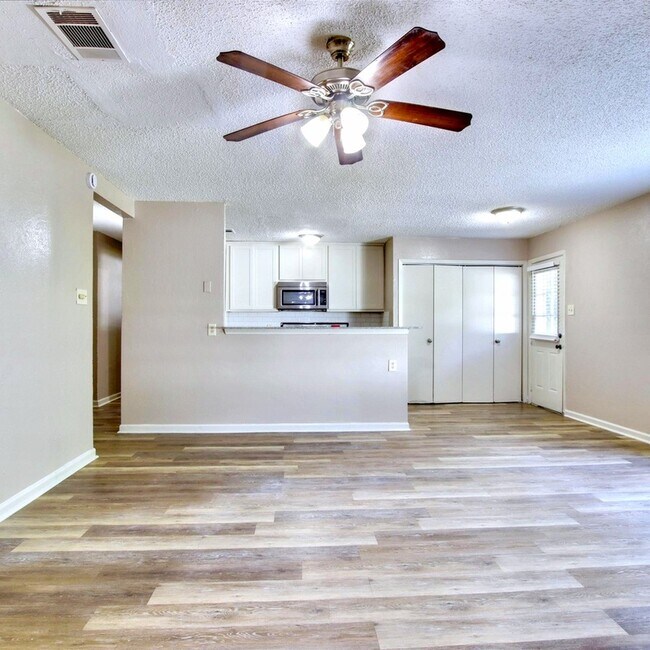 Foto del edificio - 3901 Royal Crest Dr