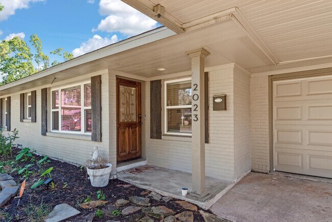 Foto del edificio - 2023 Woodcrest Dr
