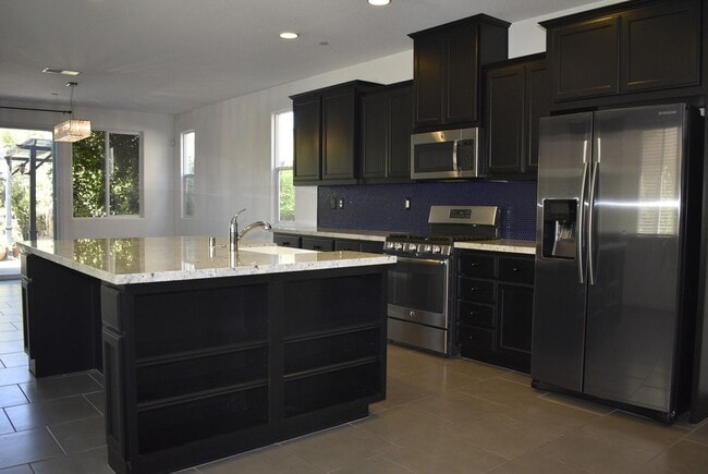 Building Photo - 1369 Larkspur Dr