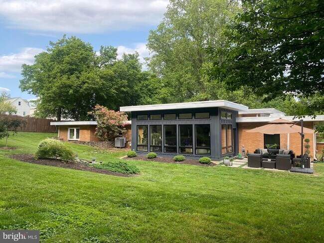 Building Photo - 2932 Cedar Ln