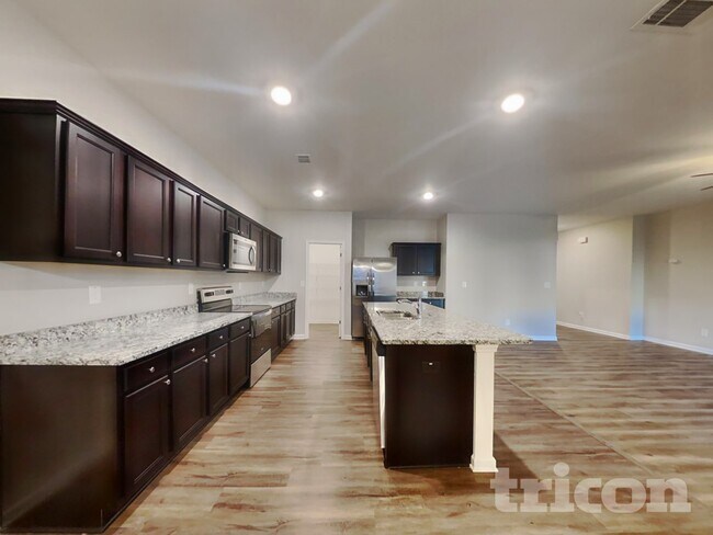 Building Photo - 180 Bowen Way