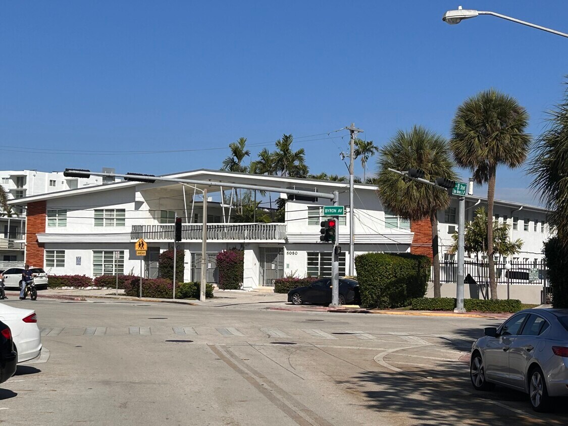 View of front of building - 8080 Tatum Waterway Dr