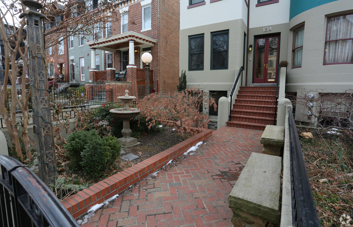 Building Photo - 1314 Kenyon St NW
