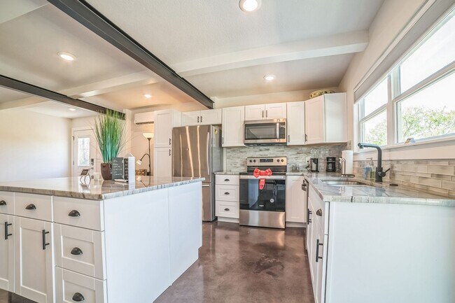 Building Photo - Lake Front 4 Bedroom 3 bath Single Family ...
