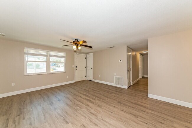 Foto del edificio - 5045 Silk Oak Dr