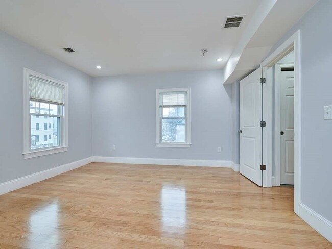 Building Photo - 27 Mayhew St