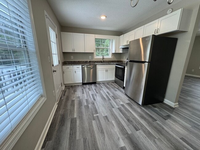 Building Photo - 3 Bedroom 2 Bath Split Level w/ Bonus Room...