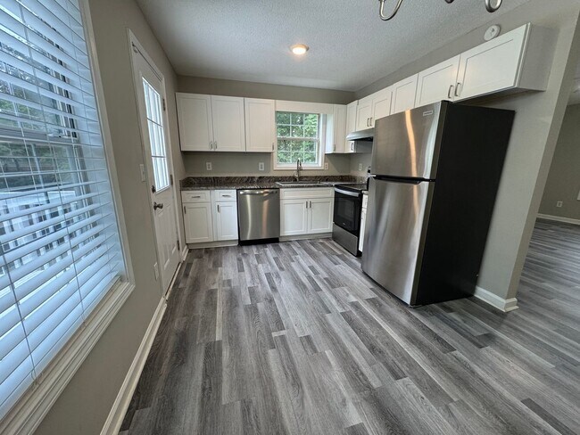 Foto del edificio - 3 Bedroom 2 Bath Split Level w/ Bonus Room...