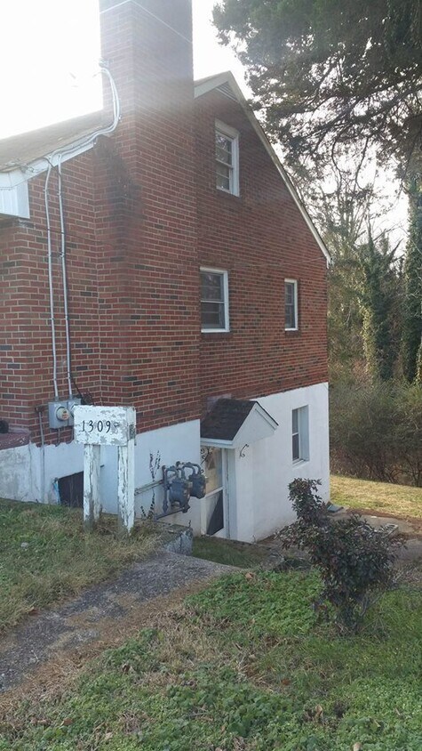 Primary Photo - 1309 Monsview Pl
