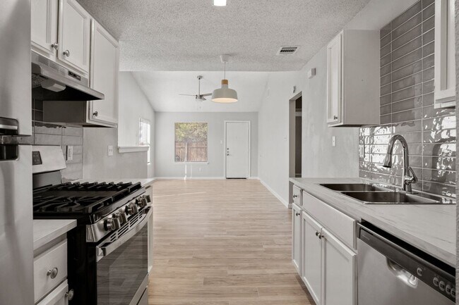 Foto del edificio - 8204 West Gate Blvd