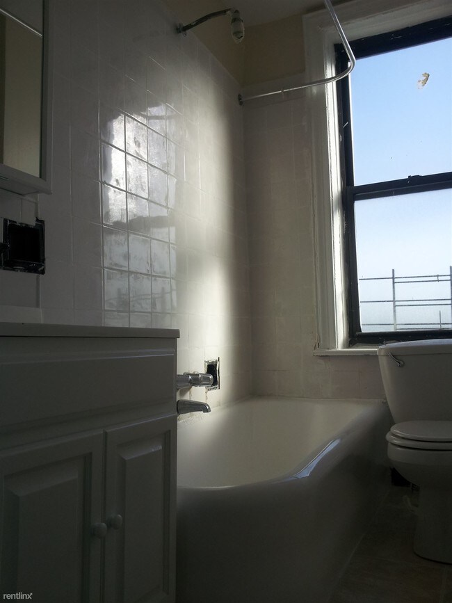 Building Photo - 270 E 95th St