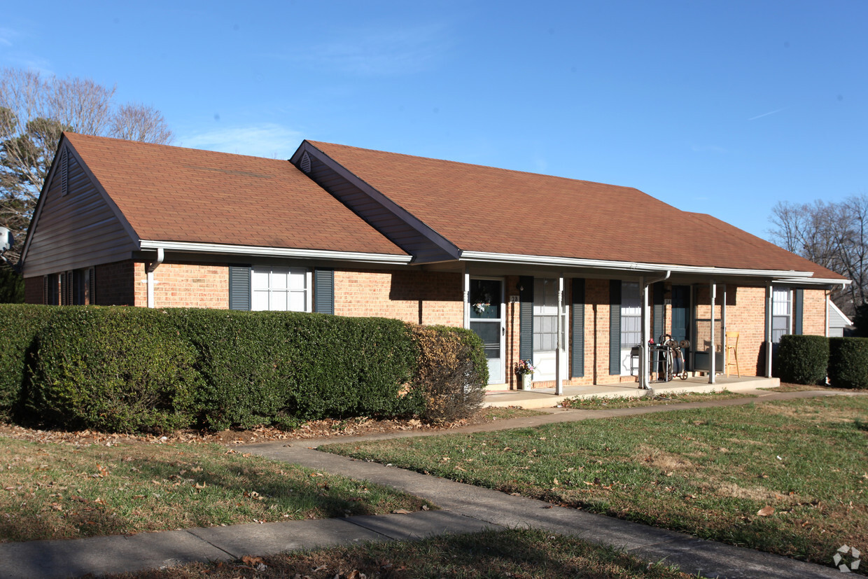 Primary Photo - Breeze Hill Apartments