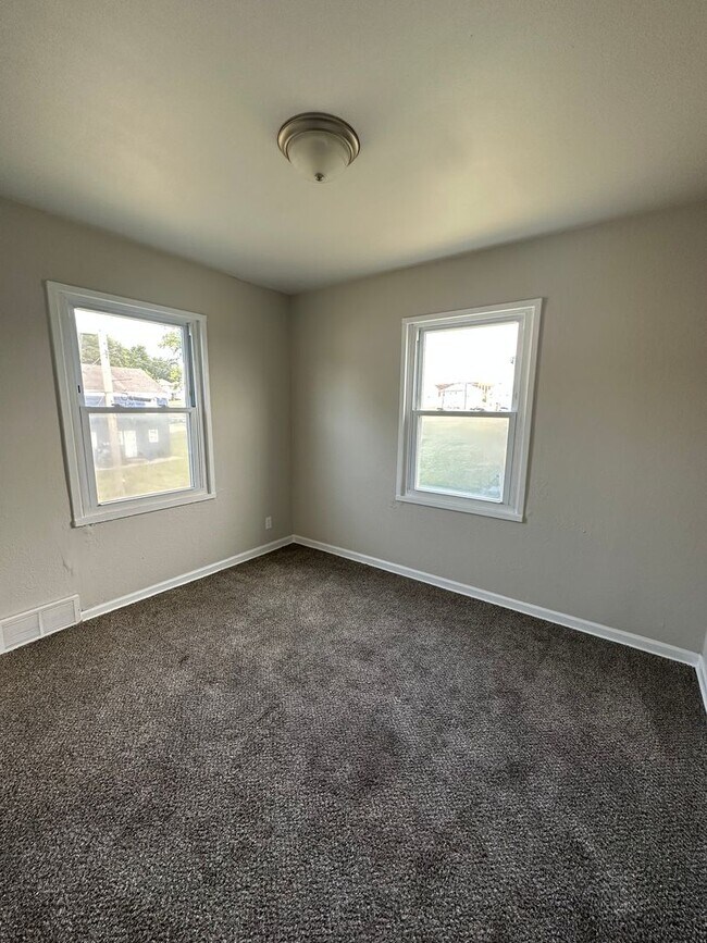 Building Photo - 2 Bedroom 1 Bath Duplex For Rent ***Center...