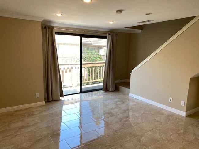 Building Photo - Remodeled upper 2 bed, 2 bath condo