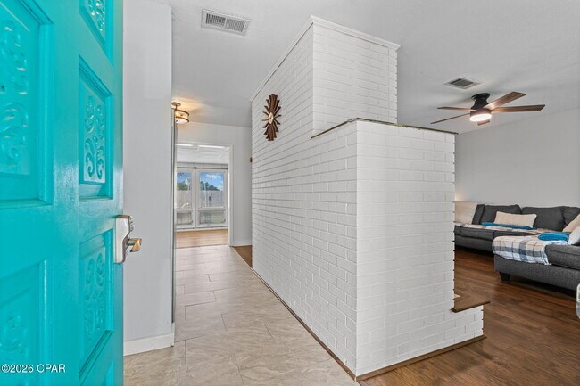 Building Photo - 136 Colina Cir