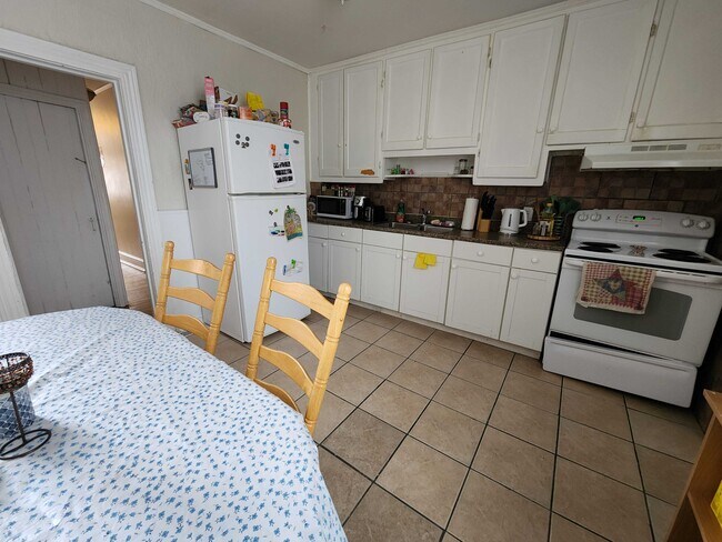 Building Photo - 244 Sydenham St