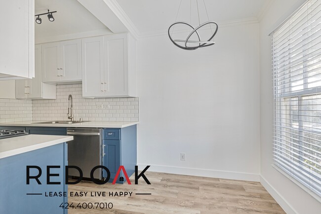 Building Photo - Gorgeous Studio with Contemporary Lighting...