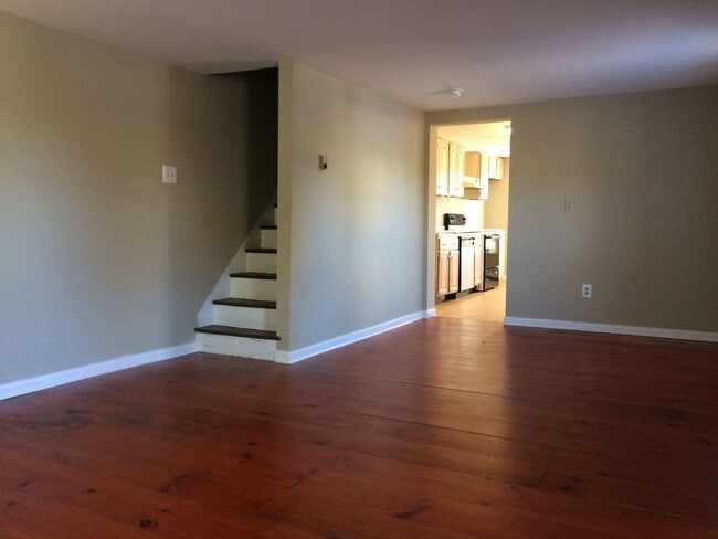 Building Photo - AVAILABLE NOW! Economical home with wood floors, Palisades Schools, laundry, gas heat