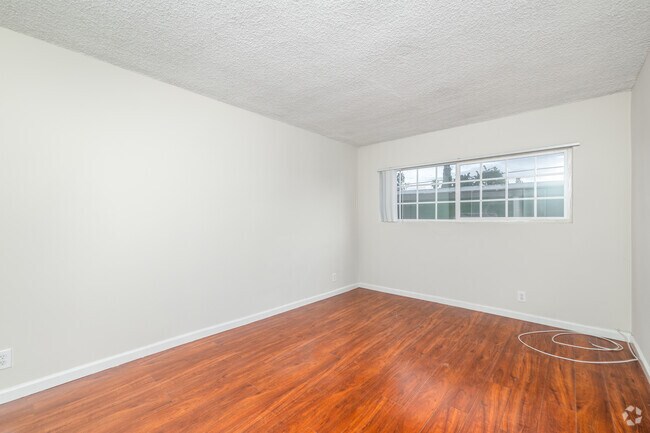 1 habitación, 1 baño - 730 pies cuadrados - Dormitorio - 19248 Bryant St