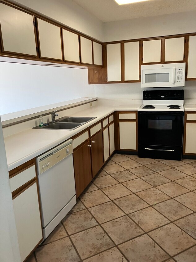 Large kitchen - 3930 S Roosevelt Blvd