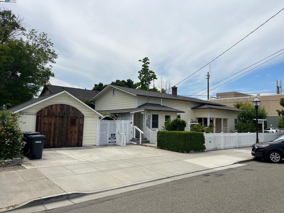 Primary Photo - 209 McLeod St