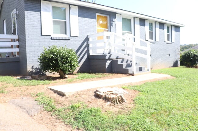 Building Photo - 301 Fran Dr
