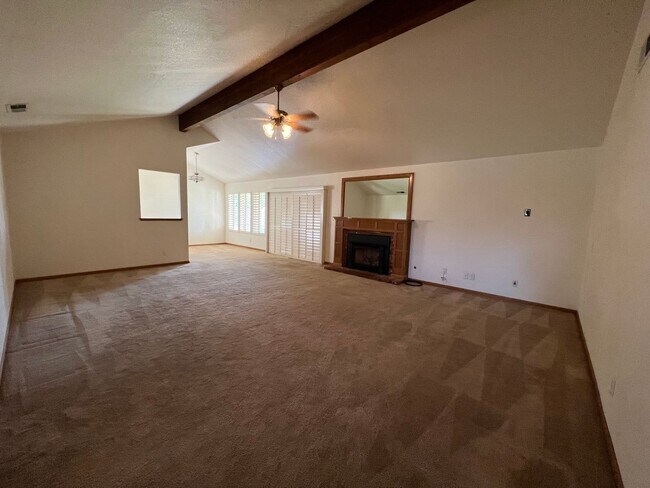 Foto del edificio - Discover the Jewel of Madera 4-bedroom 3-bath