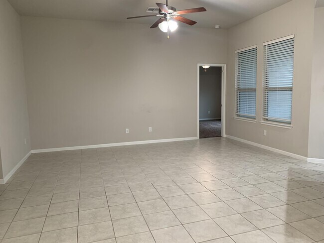 Foto del edificio - 1226 Lakeway Crossing Dr