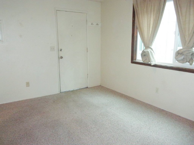 Building Photo - 1220 SW E Ave