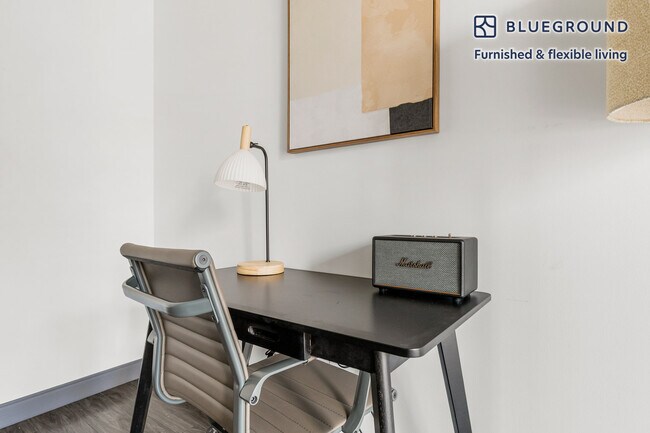 Foto del edificio - 215 W Lake St